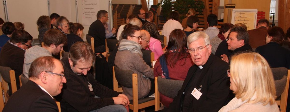 Weihbischof Prof. Dr. Karlheinz Diez im Austausch mit hauptamtlichen kirchlichen Mitarbeitern